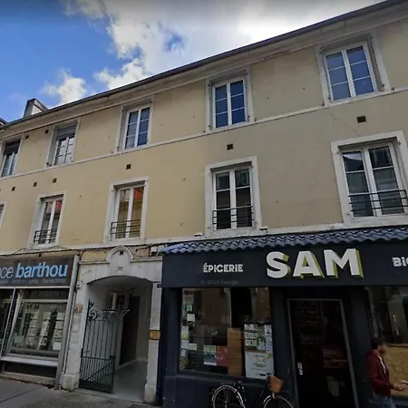 Atypique - Coeur de ville - Ecran géant - 2 pers *